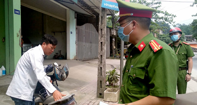 Công an thị trấn Yên Bình tăng cường kiểm tra, xử lý nghiêm trường hợp không đeo khẩu trang nơi công cộng